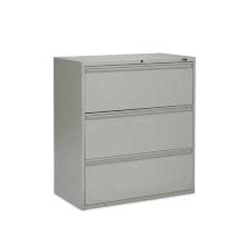 Classeur latéral en acier à 3 tiroirs, dimensions 36" la x 19-1/4" p x 39-3/50" h, couleur gris. Classeur latéral en acier à 3 tiroirs, dimensions 36" la x 19-1/4" p x 39-3/50" h, couleur gris.