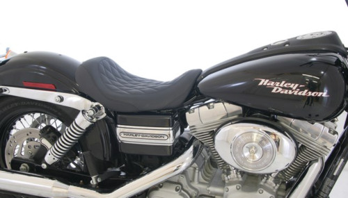 Mustang Wide Tripper Solo Driver Diamond Stitch Seat '06-'17 Harley Dyna (76704)