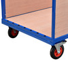 Detalle de ruedas de carro de plataforma con 2 laterales de madera ajustables