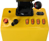 Detalle de controles de remolcador motorizado con asiento sobre un fondo blanco.