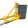 Manipulador amarillo de barriles con agarre de aro simple transportando un tambor sobre un fondo blanco.