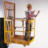 Plataforma de acceso para dos personas con una puerta para ser elevada por una carretilla elevadora que muestra a una persona con casco de seguridad parada sobre ella.
