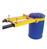 Pinza individual de agarre universal para tambores transportando un barril azul sobre un fondo blanco.