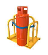 Soporte amarillo multiusos para bombonas de gas que contiene una bombona de gas roja sujeta por una correa de trinquete azul, con fondo blanco.