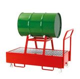 Accesorio de carro sobre palé móvil de color rojo para bidones que transporta un bidón verde sobre un palé.