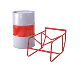 Soporte para bidón colocado junto a un barril de acero gris y rojo sobre un fondo blanco.