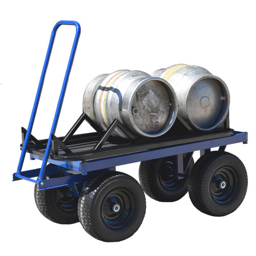 Remolque con estantes para guardar barriles de cerveza.