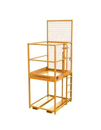 Plataforma de acceso elevada para dos personas con puerta y escalera exterior sobre un fondo blanco.