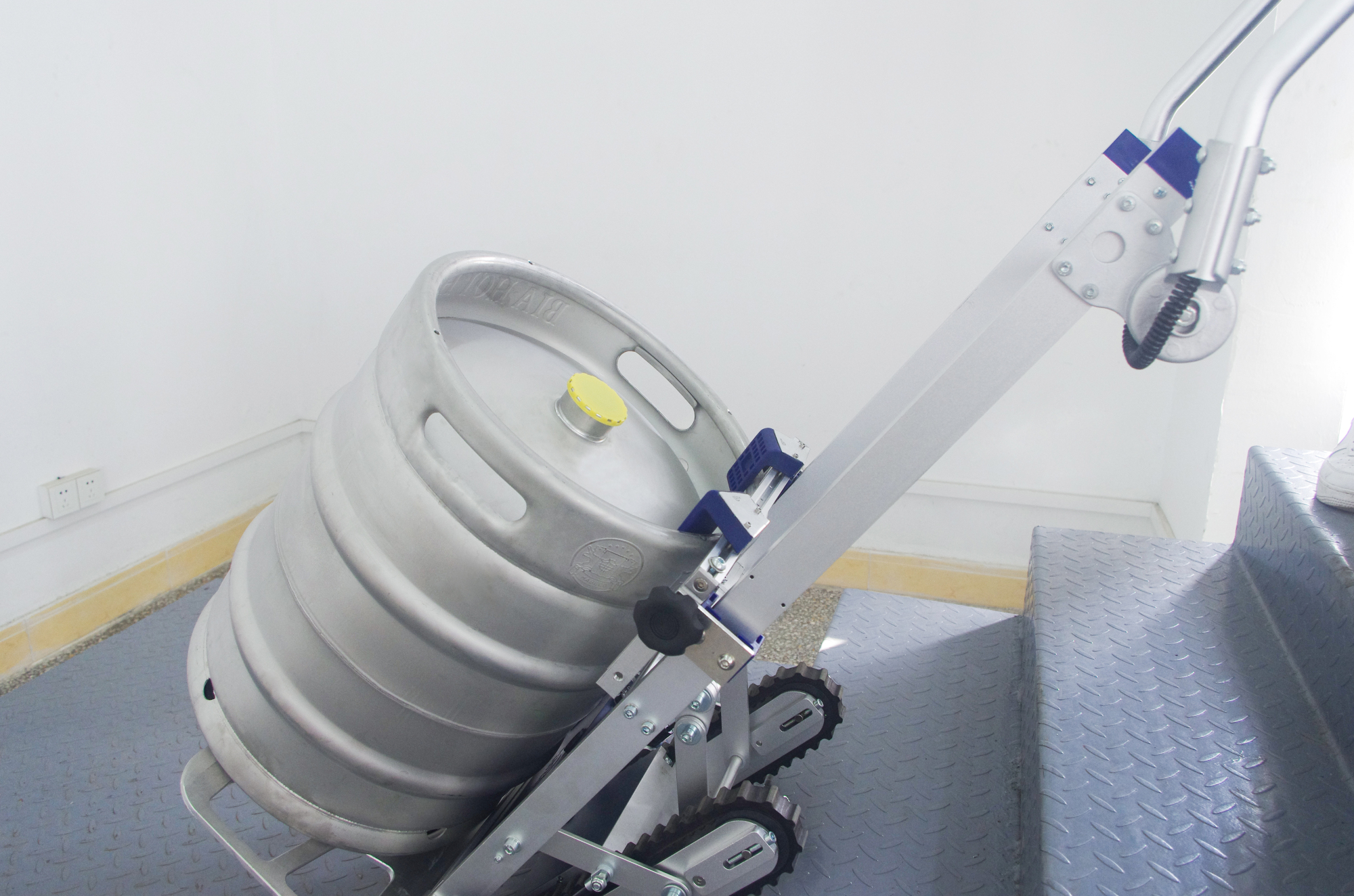 Carretilla eléctrica para barriles con escalera subiendo