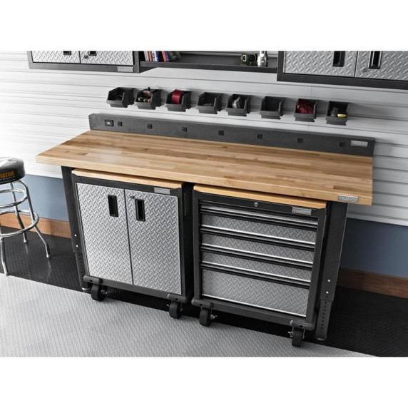 Gladiator® 6' (182.9 cm) Wide 9-Outlet Workbench Powerstrip GAAC68PSDG