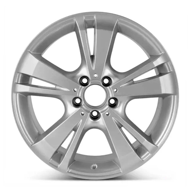 Front view of a 18x8.5 Mercedes E300 replica wheels Silver rim 2124013102, 21240131027X10