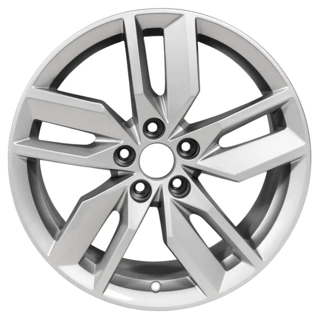 18-inch Silver Audi Q5 oem rim 59096 front view on white background. 18-inch Silver Audi Q5 oem rim 59096 front view on white background.