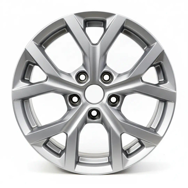 18-inch Silver Jeep Grand Cherokee oem rim 9285 front view on white background. 18-inch Silver Jeep Grand Cherokee oem rim 9285 front view on white background.