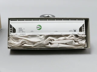 Accurail Trains HO Scale 3369 Soo Line 3-Bay Covered Hopper Kit USA