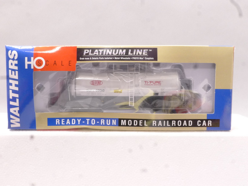 HO Scale Walthers 932-41369 Platinum Line UTLX 40' 16k-Gallon Funnel-Flow Tank Car Du Pont #80010