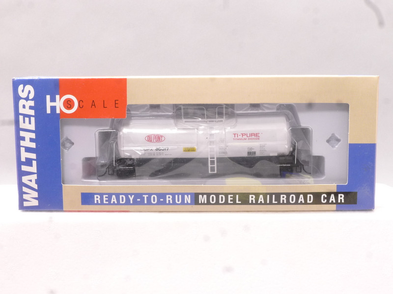 HO Walthers 932-7212 16k-Gallon Funnel-Flow Tank Car Dupont #80017
