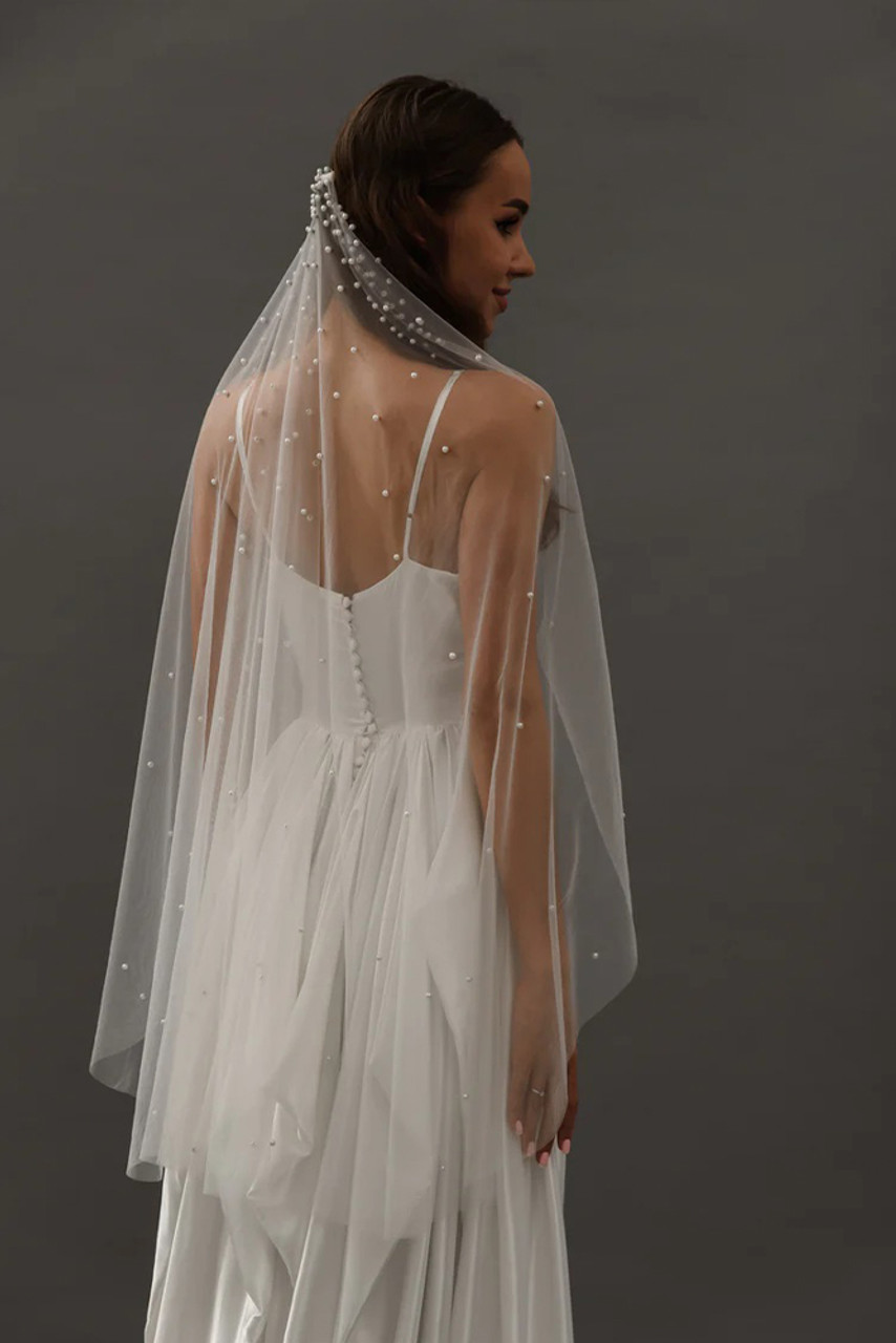 Elegant Different Sized Pearls Fingertip Length Comb Bridal Veil