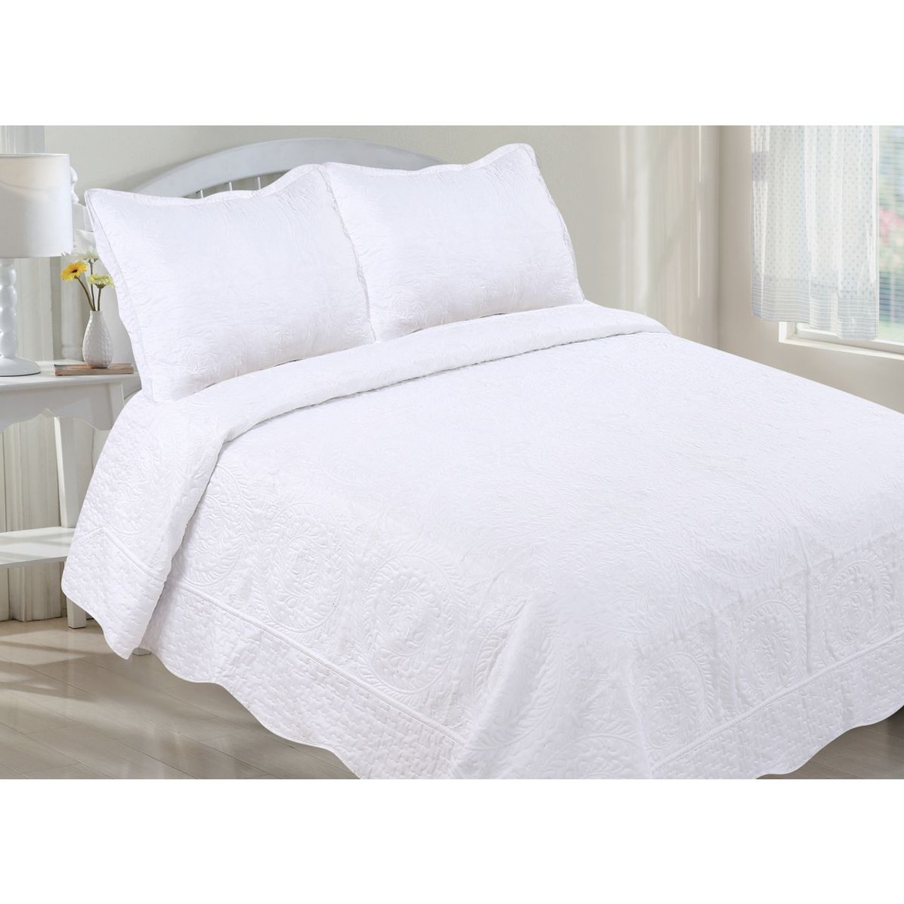 Embroidery Scalloped Edge Quilt Set product image