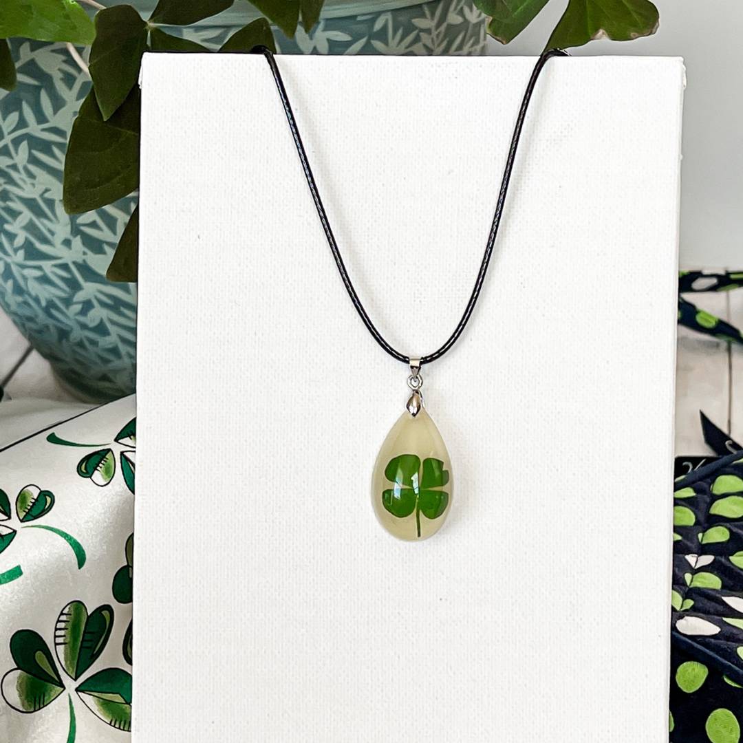 I-rish I Had a Lucky Necklace - Glow in the dark 4-leaf