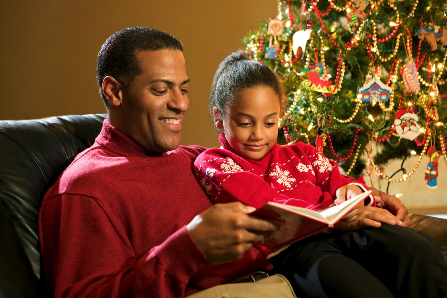 father reading to his daughter at Chrismas