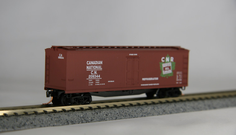 47200 Micro Trains N 40' Double-Sheathed Wood Reefer, Canadian National(Boxcar Red, White, Green), Road # 209344