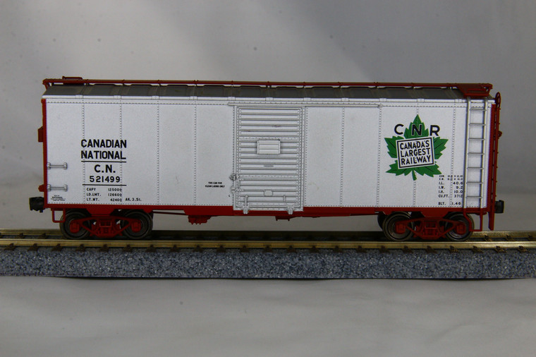 300035 - True Line Trains - HO CN 1944 40' Box Car (with Aluminum Sides & Doors, mdm Red Ends, sills, Ladders & Underframe, Straight Green Leaf Logo) #521499