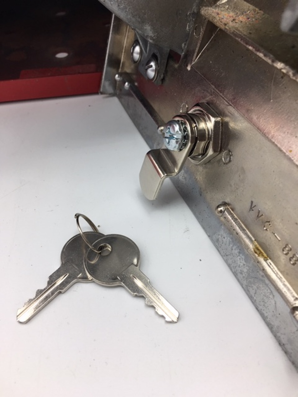 Lock and Key for BOTTOM of Victor 77 , Zipper , Toy N Joy Vintage 2 Toy  Capsule Vending Machine - GumballStuff: Bulk Vending Supplies