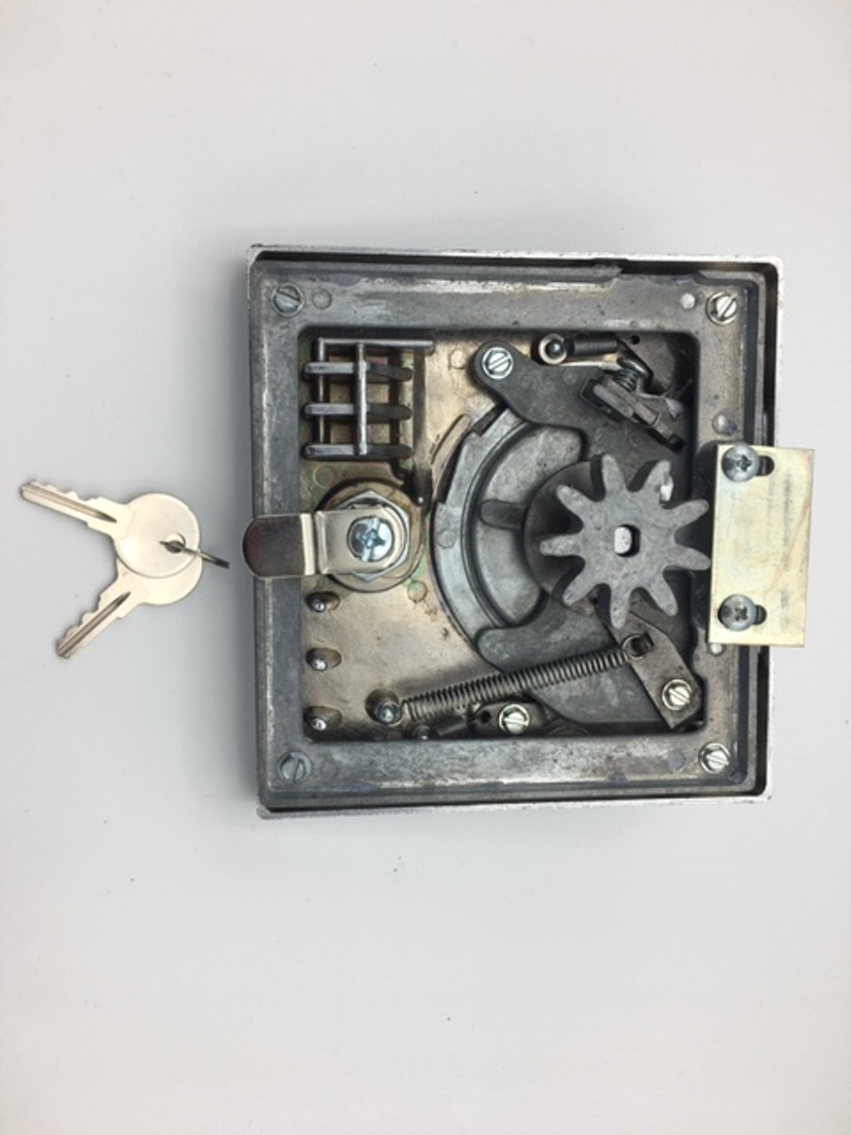 Lock and Key for BOTTOM of Victor 77 , Zipper , Toy N Joy Vintage 2 Toy  Capsule Vending Machine - GumballStuff: Bulk Vending Supplies