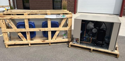 Air-cooled condensing unit with medium profile evaporator with two motors