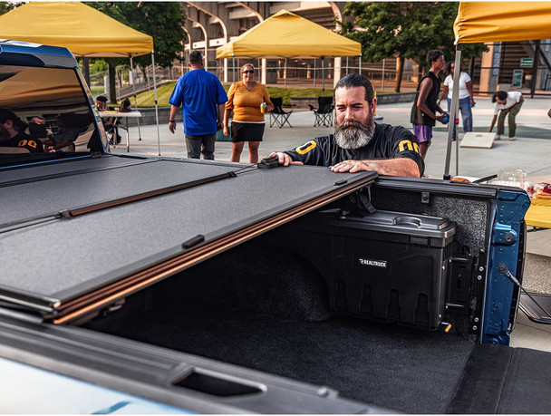 RealTruck BAKFlip MX4 Hard Folding Tonneau Cover (448338) RealTruck BAKFlip MX4 Hard Folding Tonneau Cover (448338)