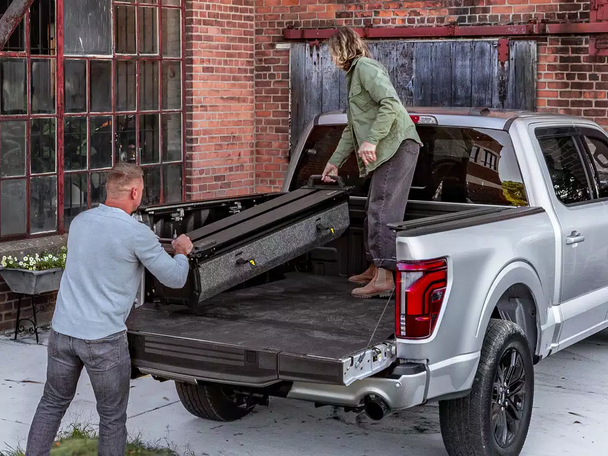 RealTruck RetraxPRO FRC-4000 EZ-Off Manual Retractable Tonneau Cover w/T-Slot Rails (R-T-80244)