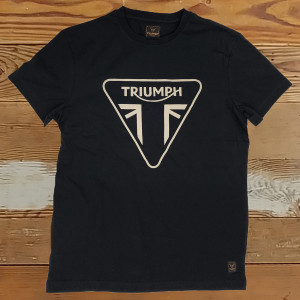 Classic 100% cotton Black tee featuring high-quality Official Triumph logo in White and new signature Triumph-branded woven badge towards the lower hem. Classic 100% cotton Black tee featuring high-quality Official Triumph logo in White and new signature Triumph-branded woven badge towards the lower hem.