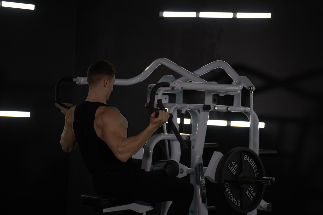 War Strength Iso Lateral Crossing Lat Pulldown War Strength Iso Lateral Crossing Lat Pulldown