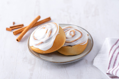 Rich's Classic White Donut & Roll Icing - 40 lb. Pail - Elevate Your Baked Goods - Chicken Pieces