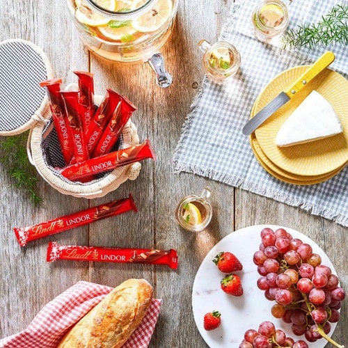 Lindt Chocolate Milk Stick Lindor 38g/1.34oz (24/CASE) - CHICKEN PIECES