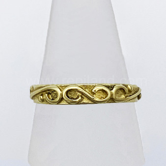 Coinchend wide band with three S-scrolls across the top.
