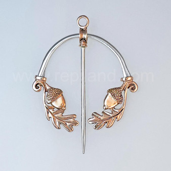 The Arran Penannular features an acorn & oak leaf on each end. Shown in sterling & 14kt rose gold.