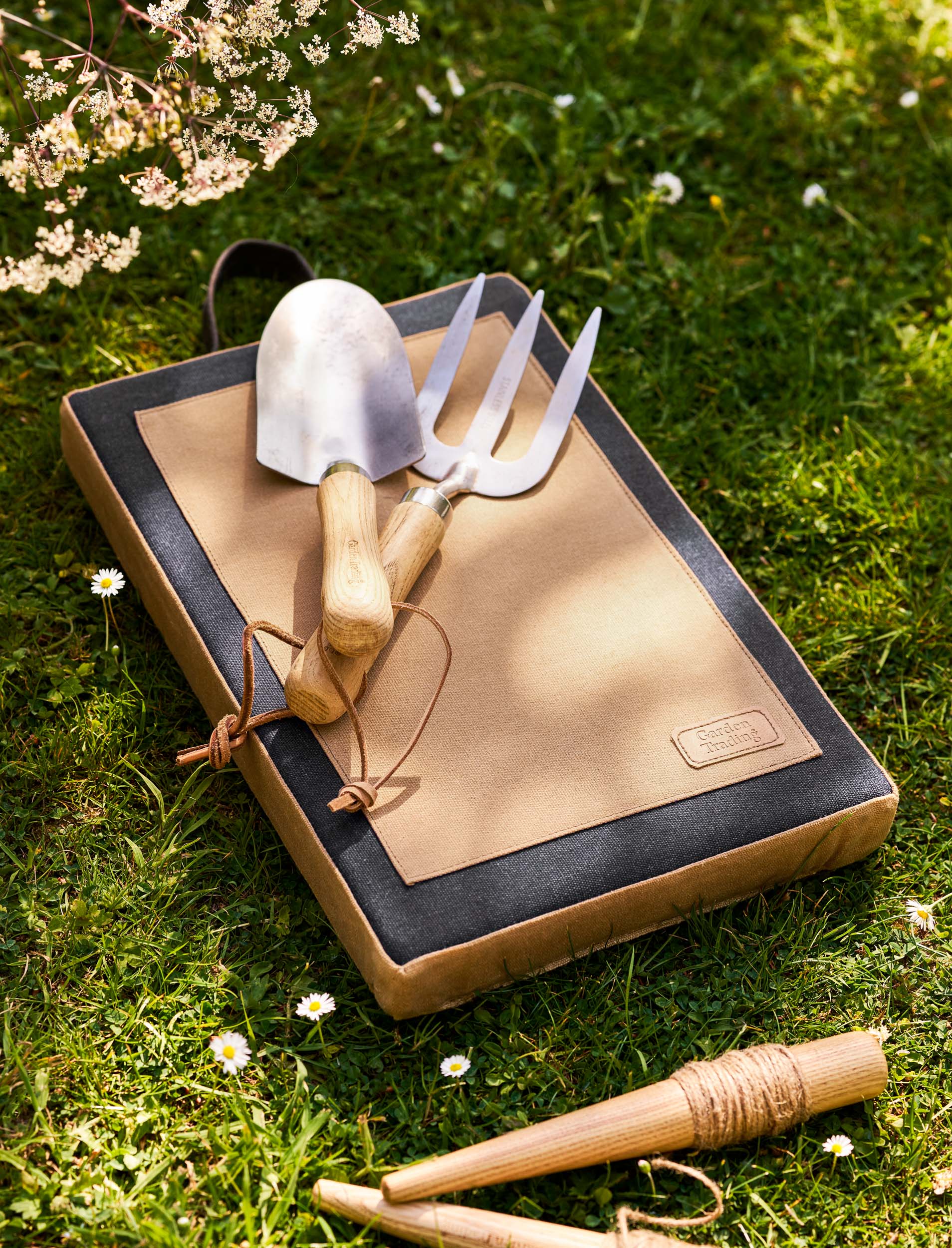 Classic Garden Kneeler Charcoal & Natural