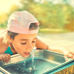 ¿Por qué es esencial un sistema de filtrado de agua para mantener un cuerpo sano?