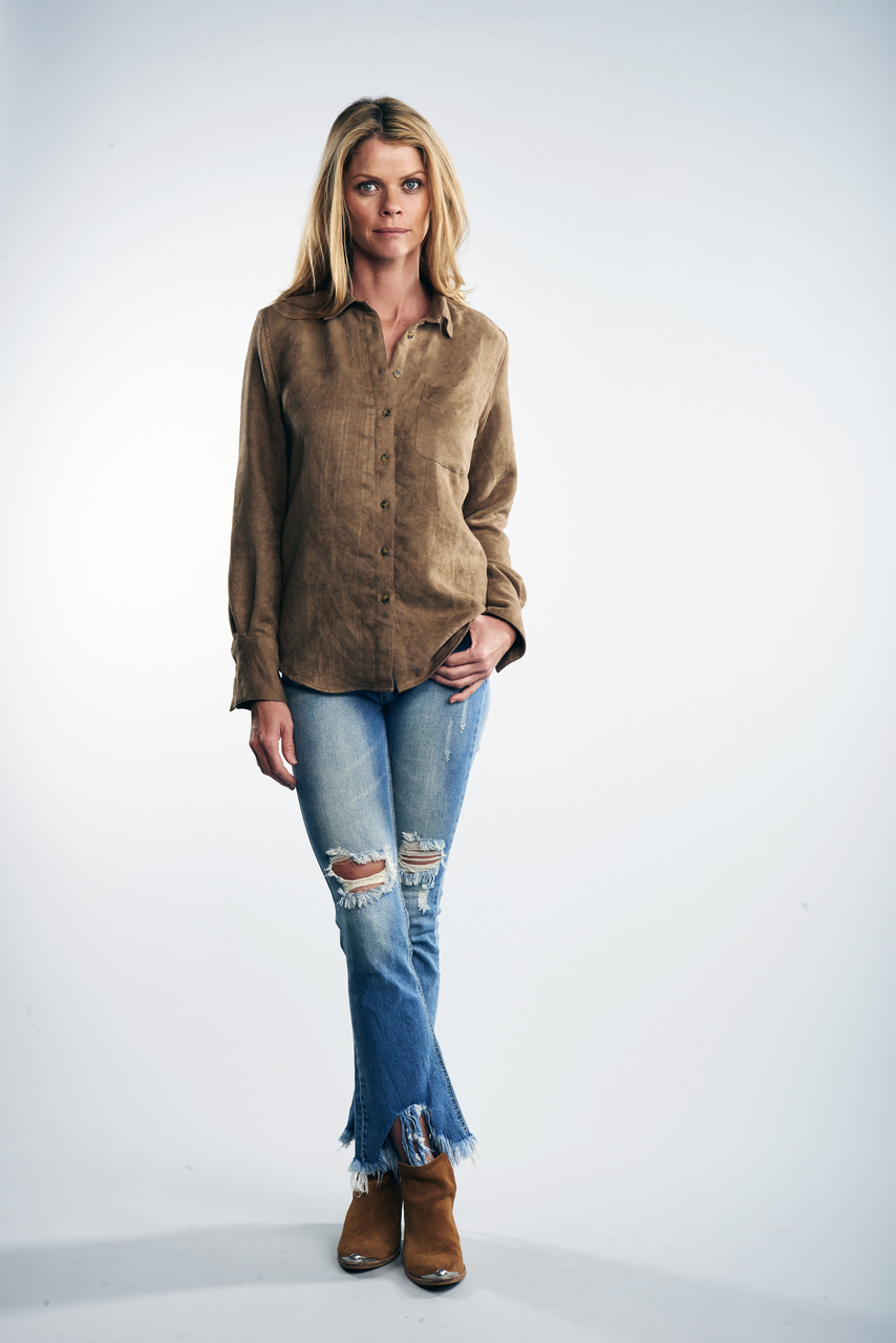 Lesli wears our Suede Ivy in saddle.