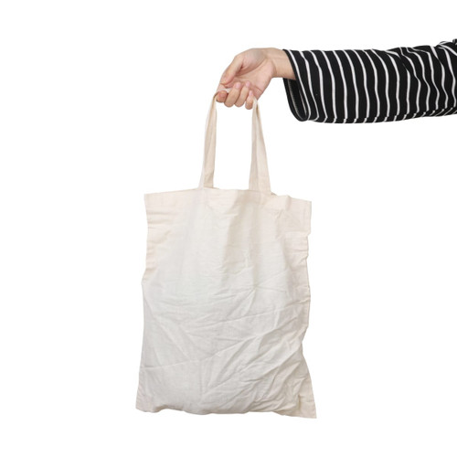A short handle calico bag in natural beige held by a hand, featuring a plain design and a logo.