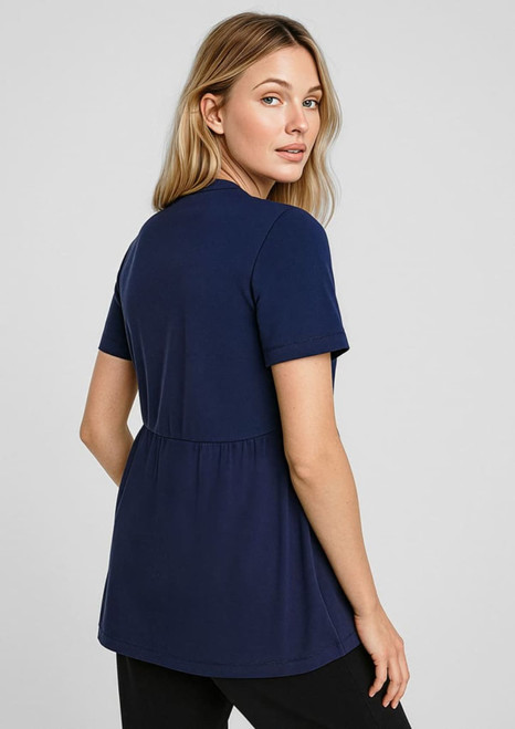 A woman models a navy blue women's tunic with short sleeves, featuring a relaxed fit and soft fabric.