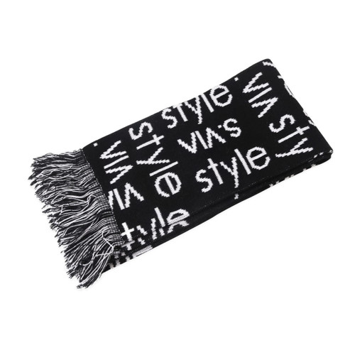 Acrylic scarf in black and white with a fringed edge and a pattern featuring the word "style."