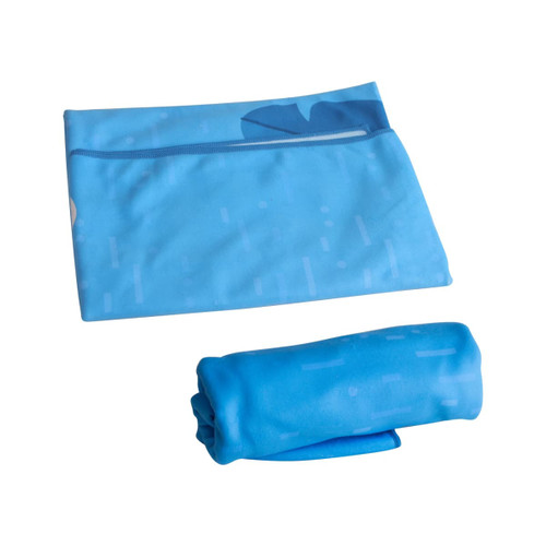 A blue microfibre beach towel (70x140cm), folded and unfolded, featuring a subtle design and a logo.