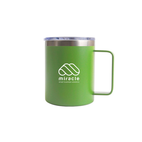 A green stainless steel mug with a clear lid and a handle, featuring a logo on the front.