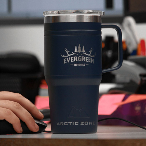 A drink bottle featuring a navy design with a handle and a transparent lid, branded with a logo.