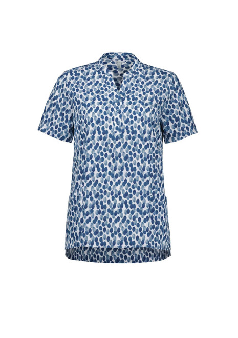 A short-sleeved tunic in a blue and white stardust print, featuring a collar and side pockets. It has a logo.