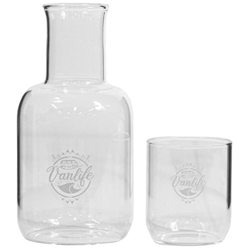 A glass carafe and cup set in clear glass, featuring a logo on both pieces. The carafe holds 850ml.
