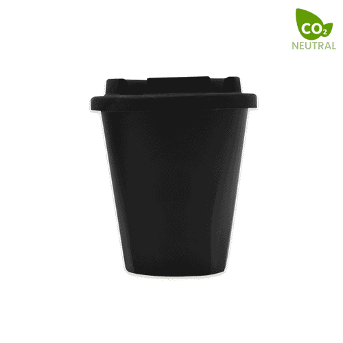 A drink cup in matte black with a lid, featuring a logo and a CO₂ neutral badge.