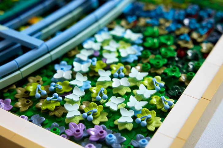 LEGO® Monet Bridge Over a Pond of Water Lilies